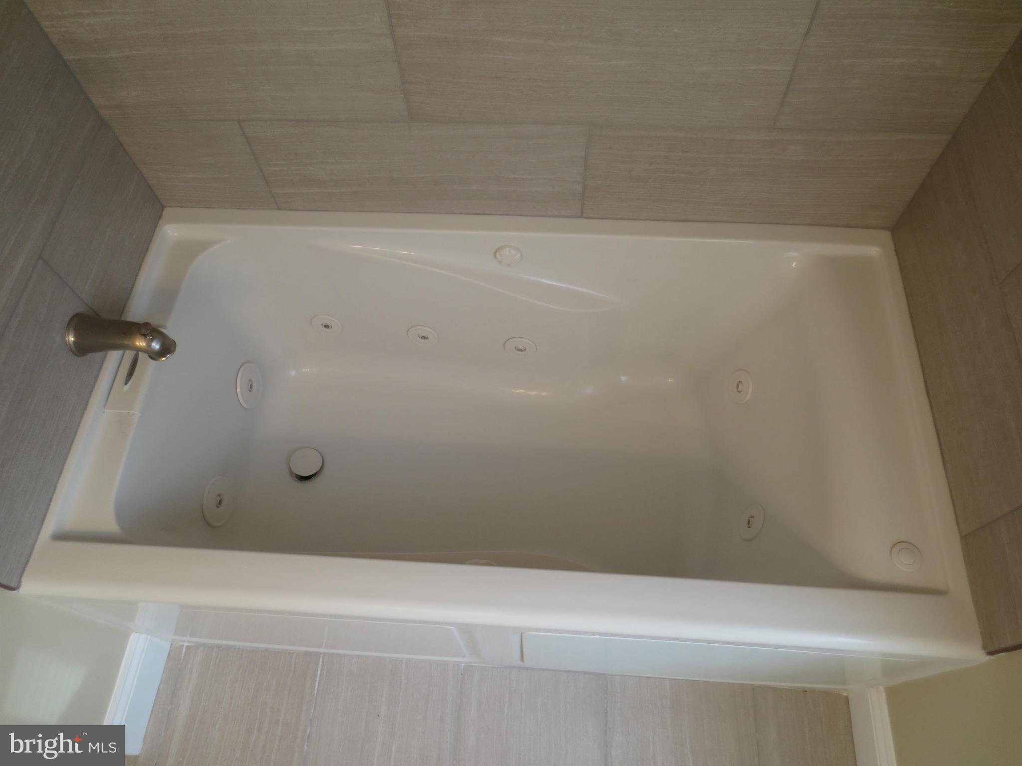 3807 Monterey Road Baltimore, MD 21218 - Photo 15 of 29 Jetted Tub