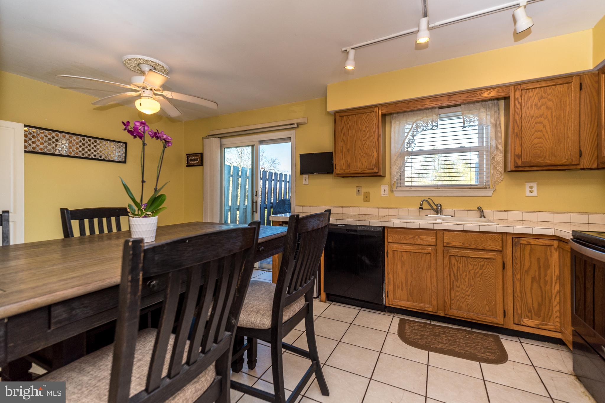Kitchen w/ Breakfast Room Area