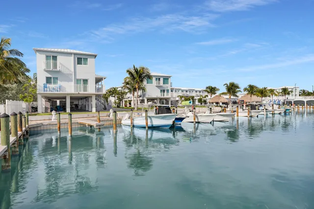 a view of a house with backyard and trees
