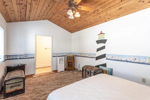 a view of a back yard