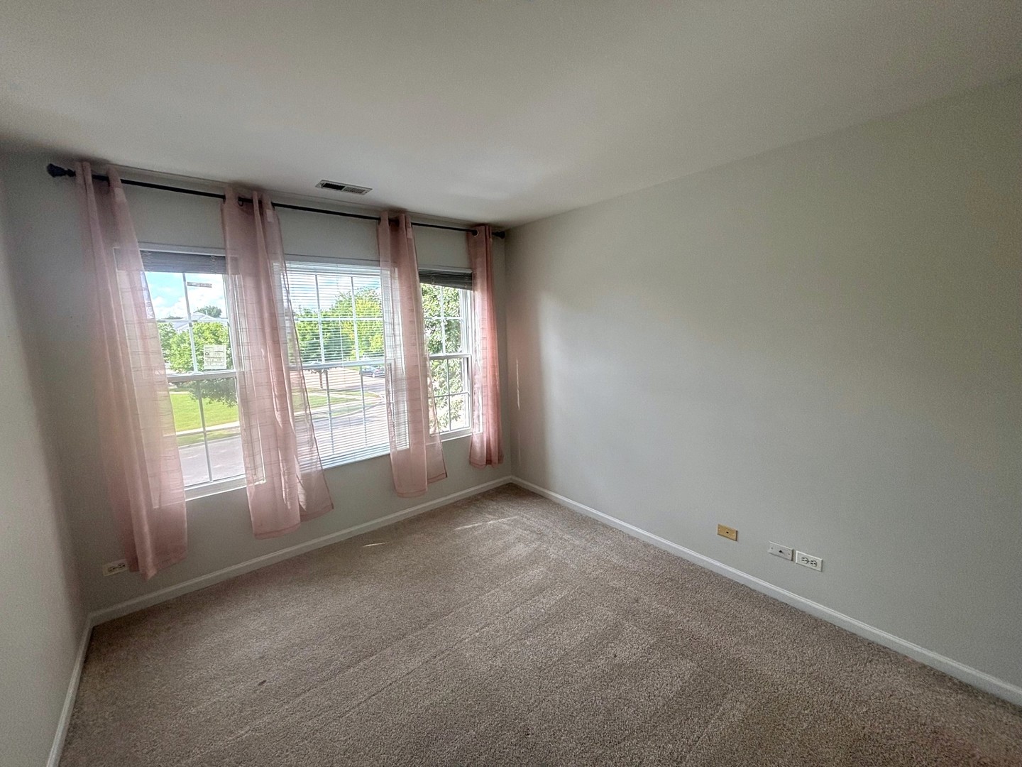 2468 Reflections Drive Aurora, IL 60502 - Photo 31 of 44 an empty room with windows