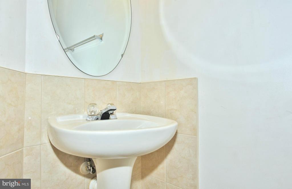 6414 Lureta Ann Lane Springfield, VA 22150 - Photo 8 of 22 Powder Room