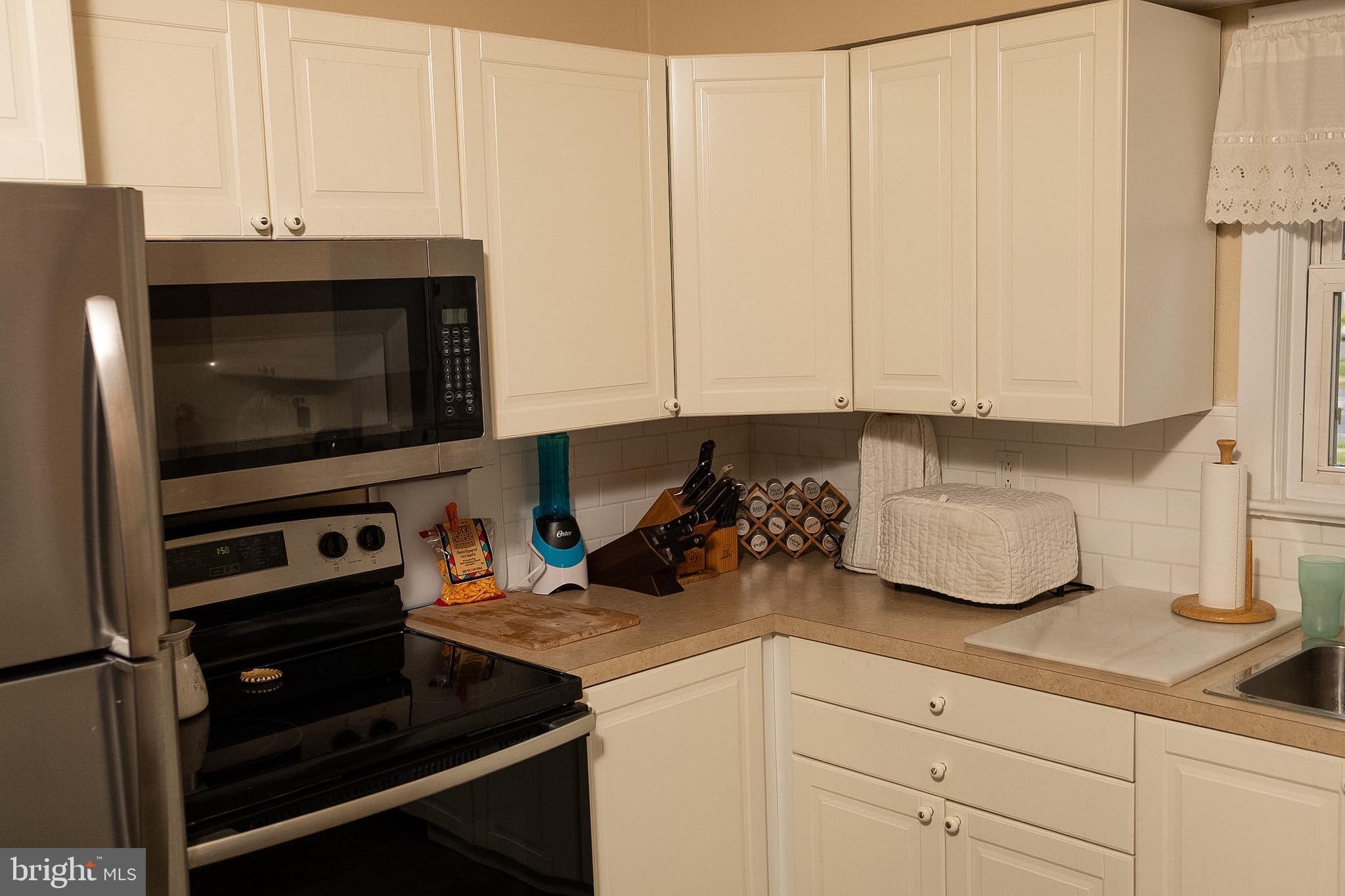 423 Sutherland Road Ewing, NJ 08618 - Photo 3 of 24
