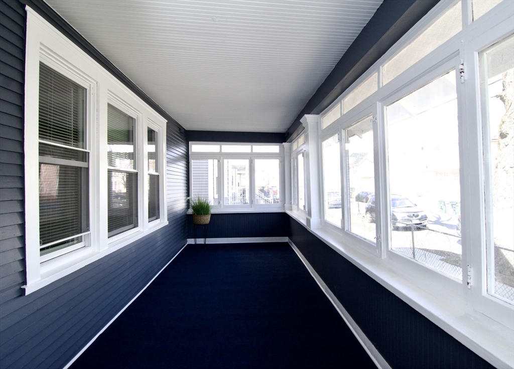 28 Bristol Street Springfield, MA 01109 - Photo 4 of 42