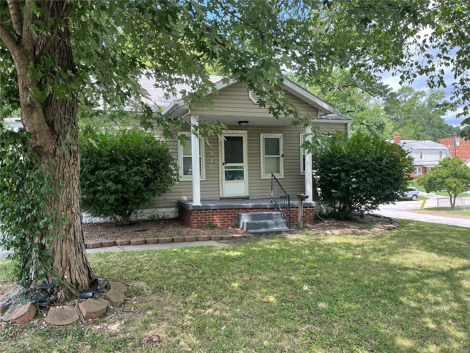 1320 Rixon Street Alton, IL 62002 - Photo 1 of 22 Gallery Image 1