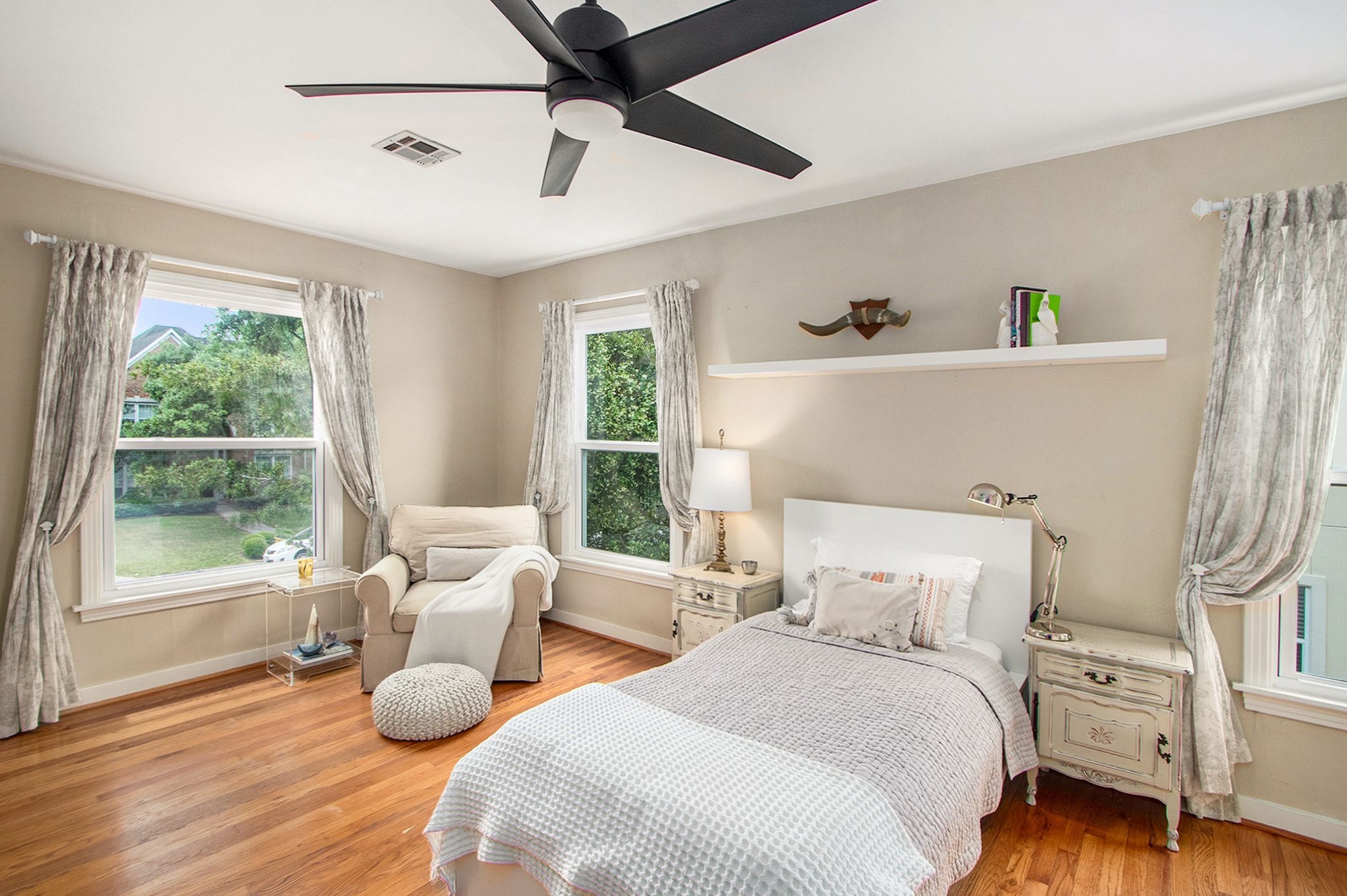 2522 Wordsworth Street Houston, TX 77030 - Photo 21 of 33 a bedroom with bed and windows