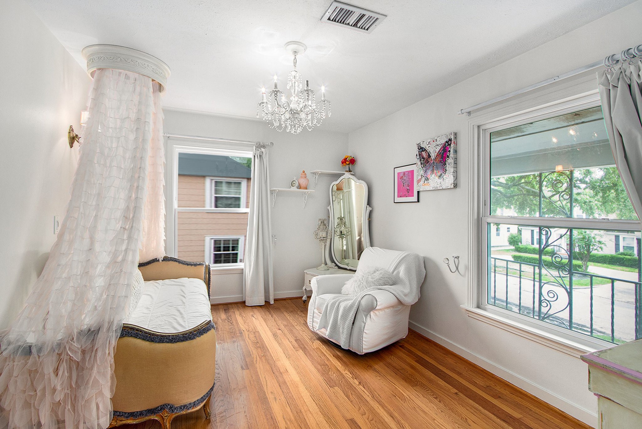 2522 Wordsworth Street Houston, TX 77030 - Photo 25 of 33 a living room with furniture and a chandelier