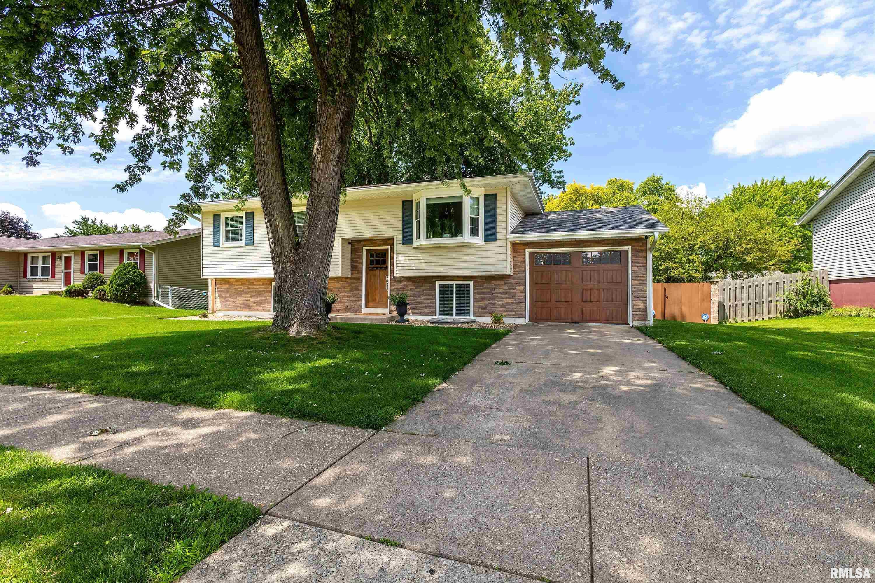 3216 Maplecrest Road Bettendorf, IA 52722 - Photo 2 of 33 Gallery Image 2