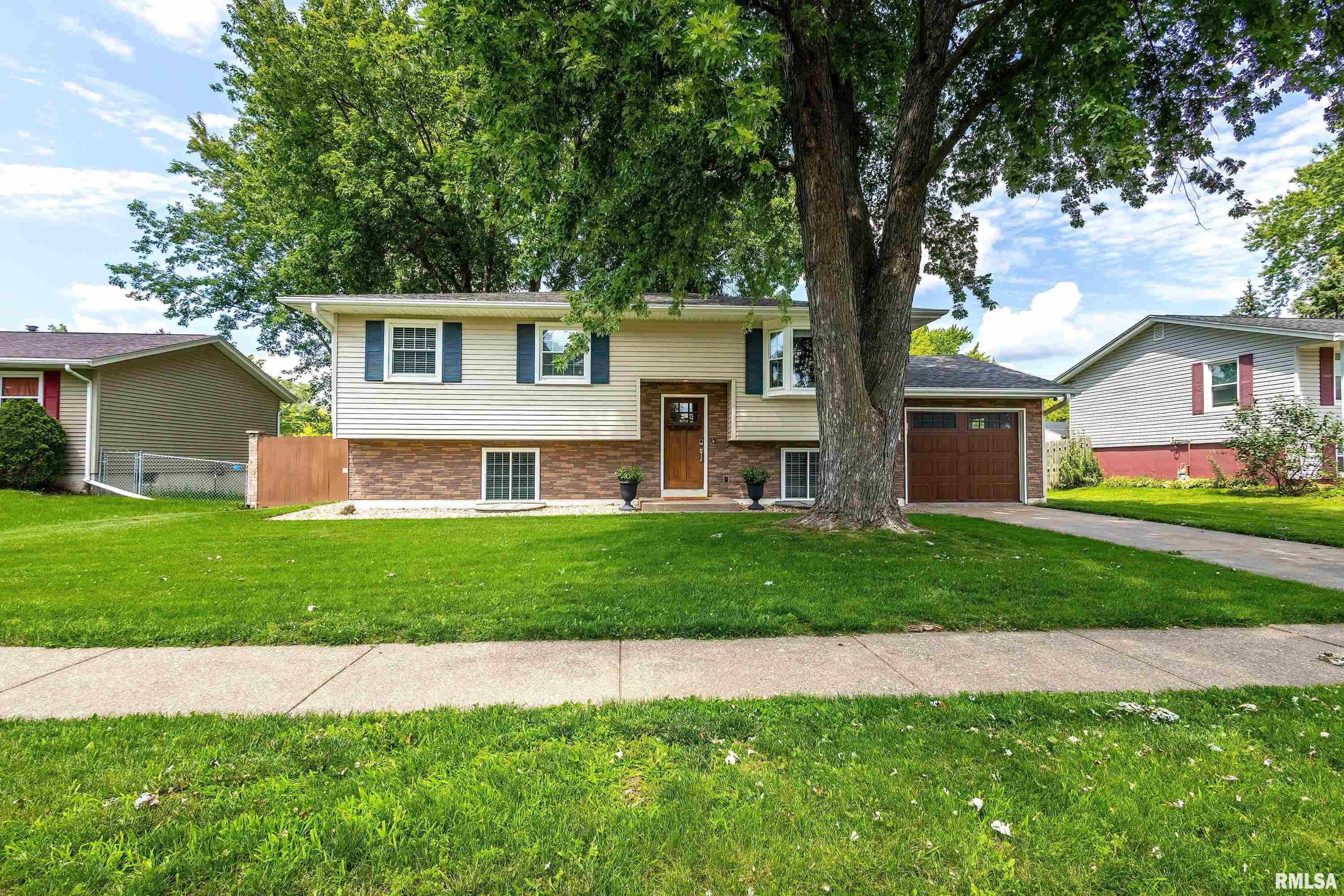 3216 Maplecrest Road Bettendorf, IA 52722 - Photo 3 of 33 Gallery Image 3