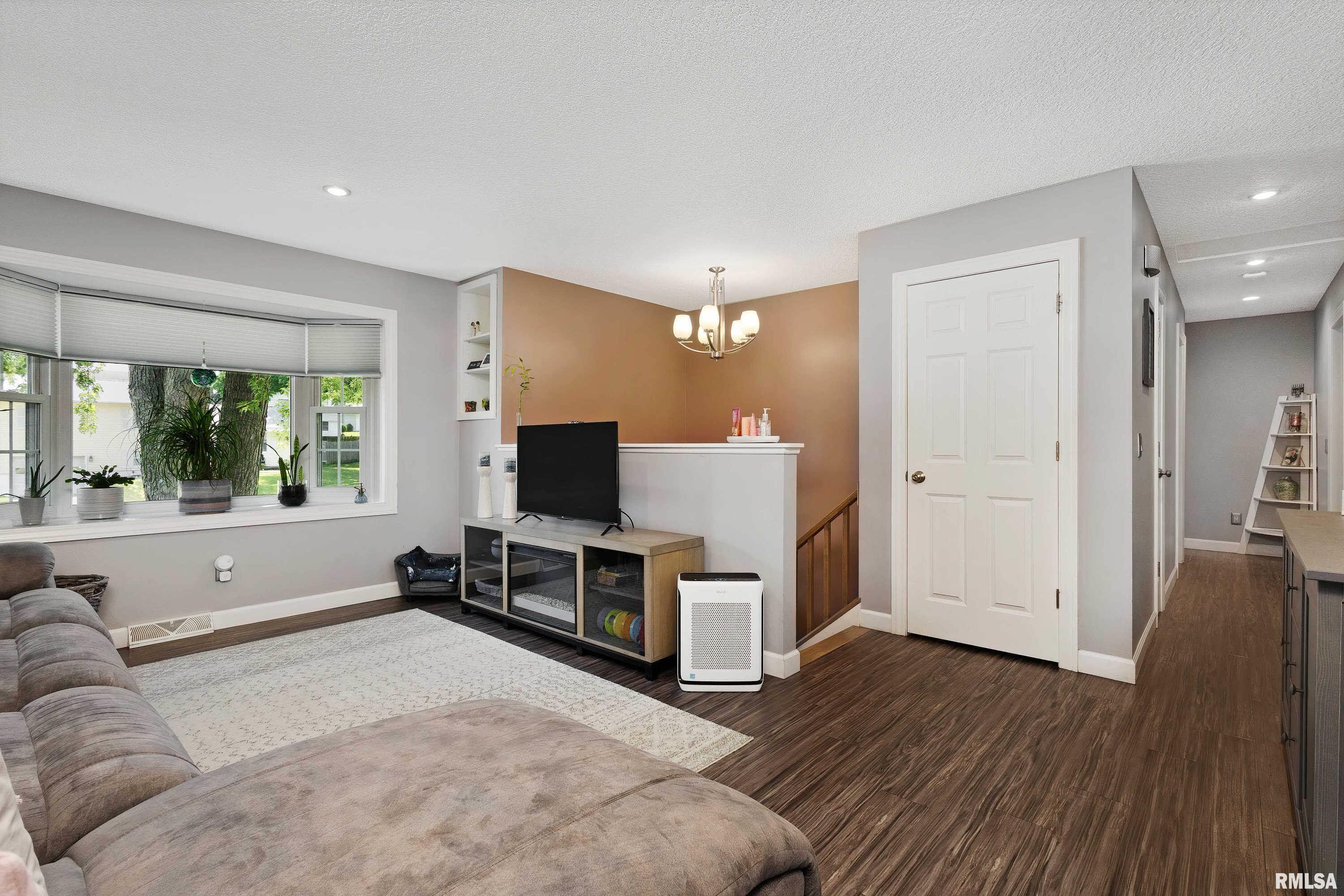 3216 Maplecrest Road Bettendorf, IA 52722 - Photo 7 of 33 Gallery Image 7