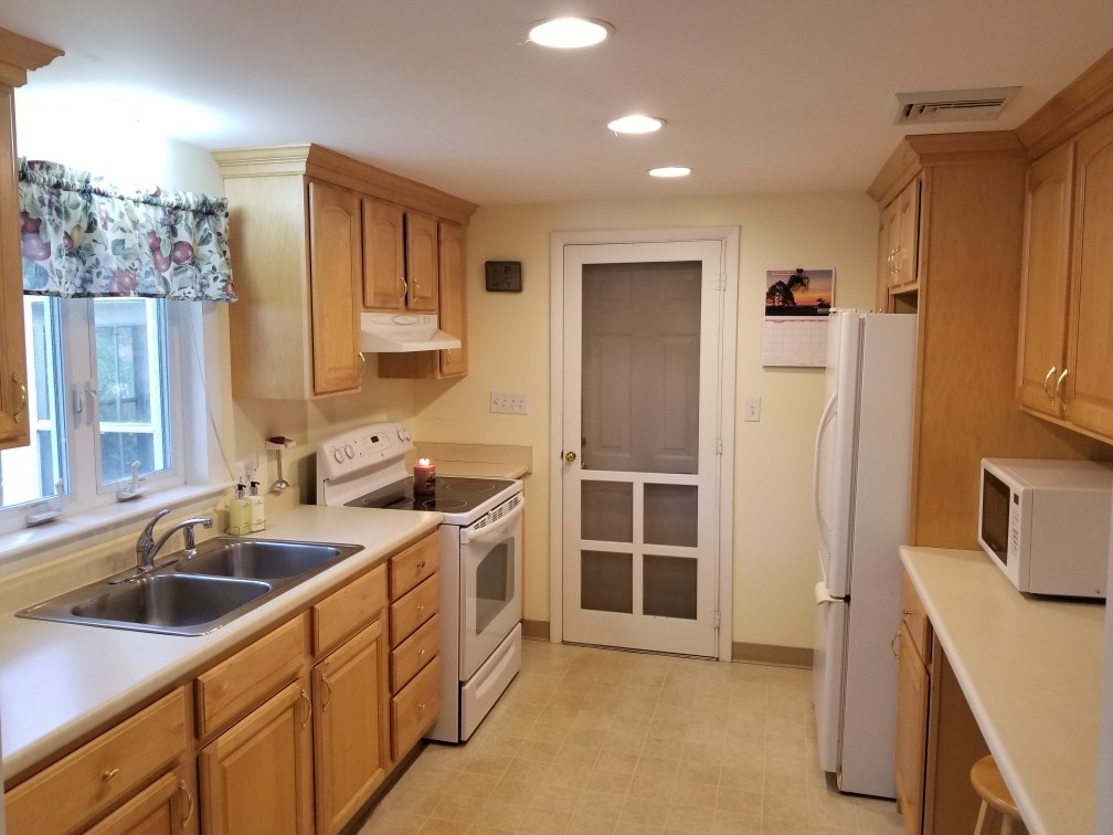 330 Diamond Hill Road Warwick, RI 02886 - Photo 6 of 16 Bright Working Kitchen~