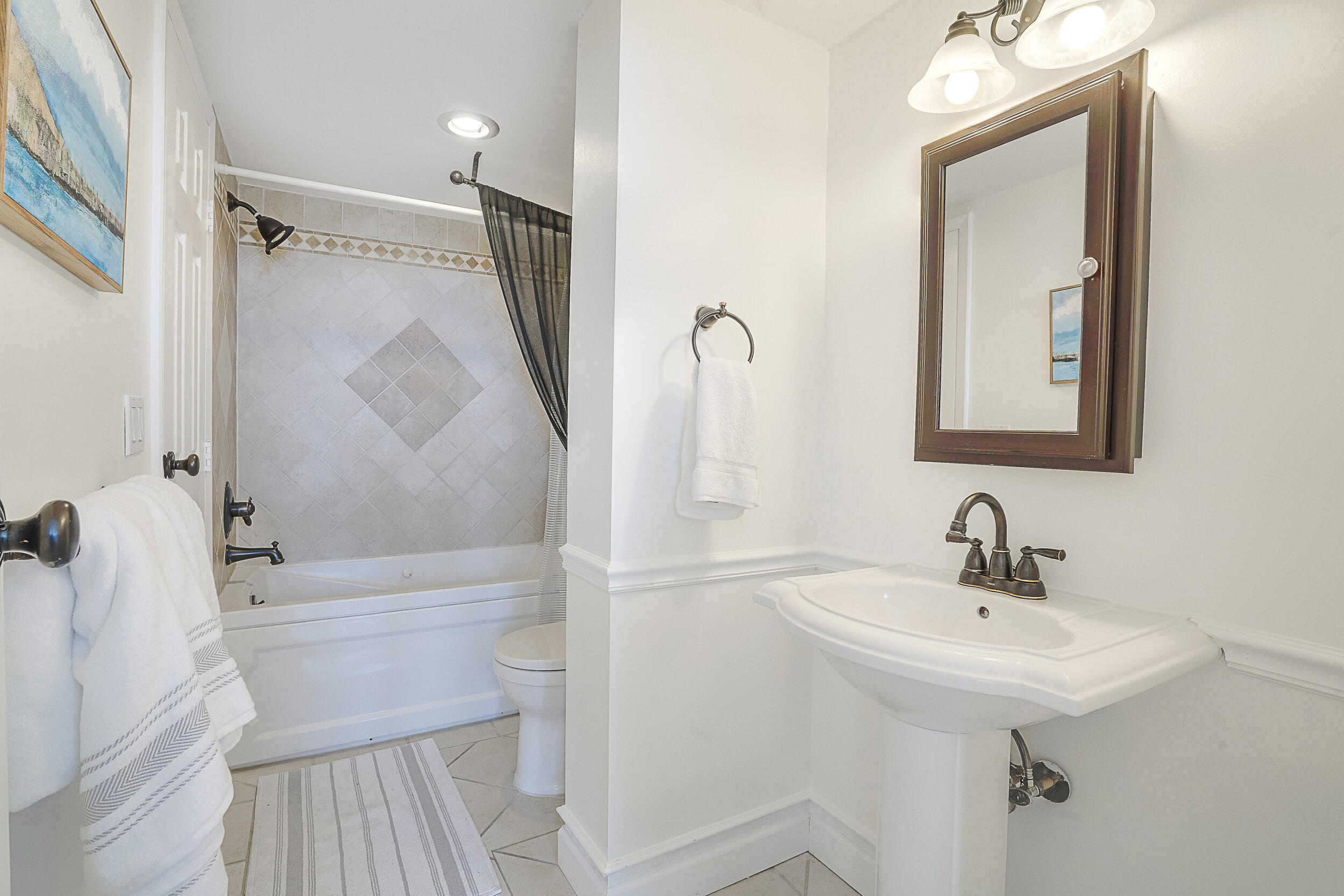 336 Golfview Road, Unit 711 North Palm Beach, FL 33408 - Photo 19 of 38 Guest Bathroom