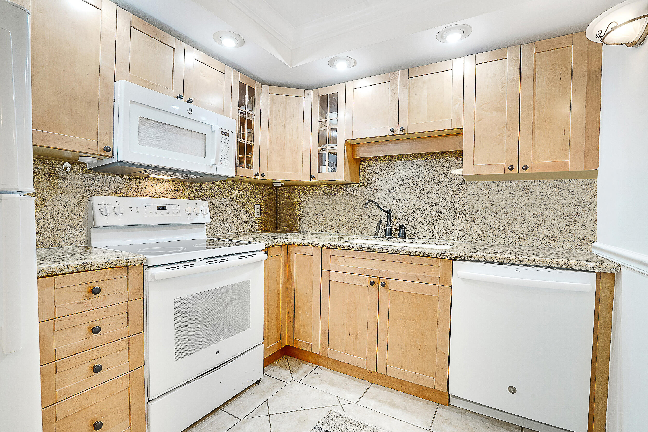 336 Golfview Road, Unit 711 North Palm Beach, FL 33408 - Photo 3 of 38 Kitchen