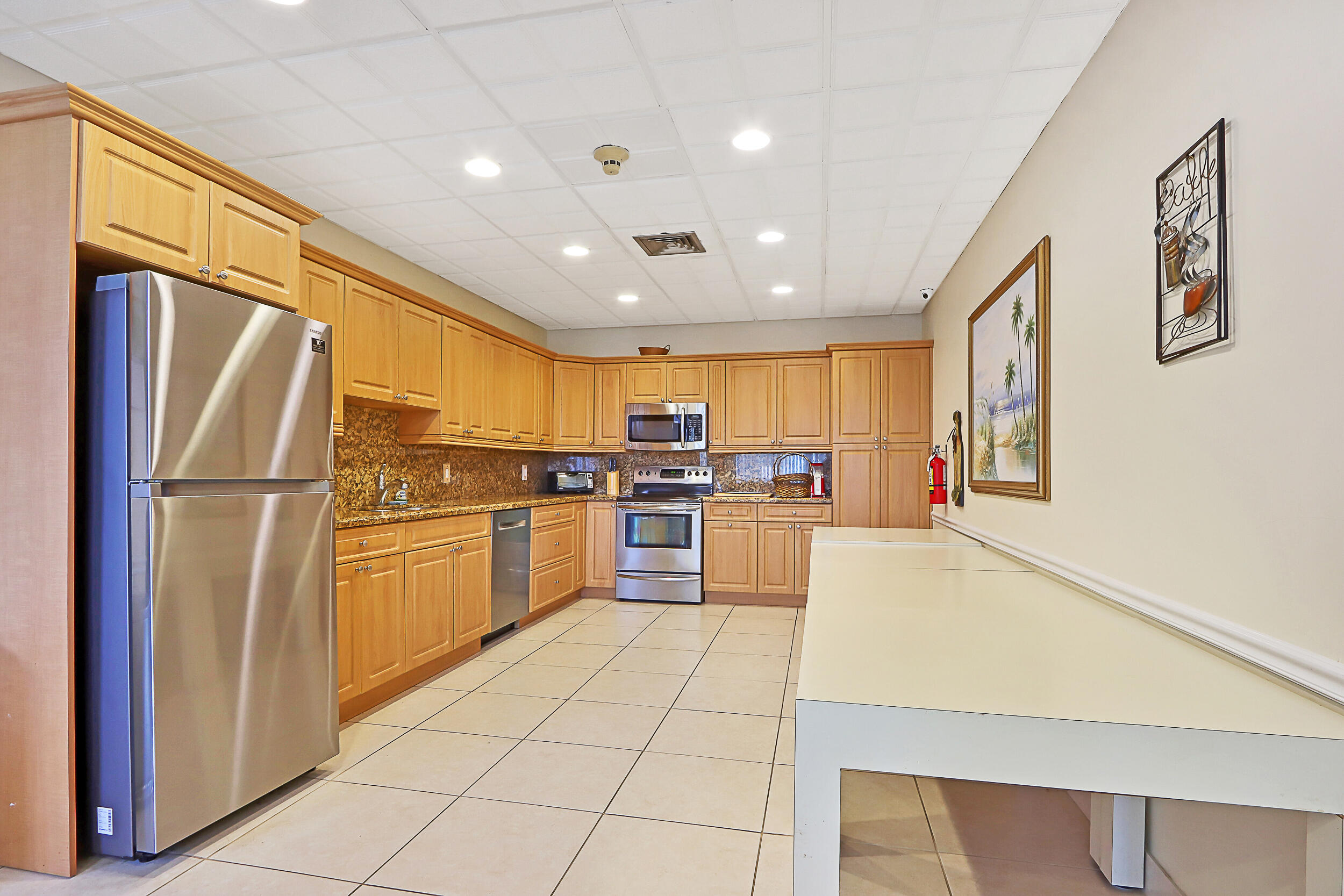 336 Golfview Road, Unit 711 North Palm Beach, FL 33408 - Photo 31 of 38 Club Room- Kitchen