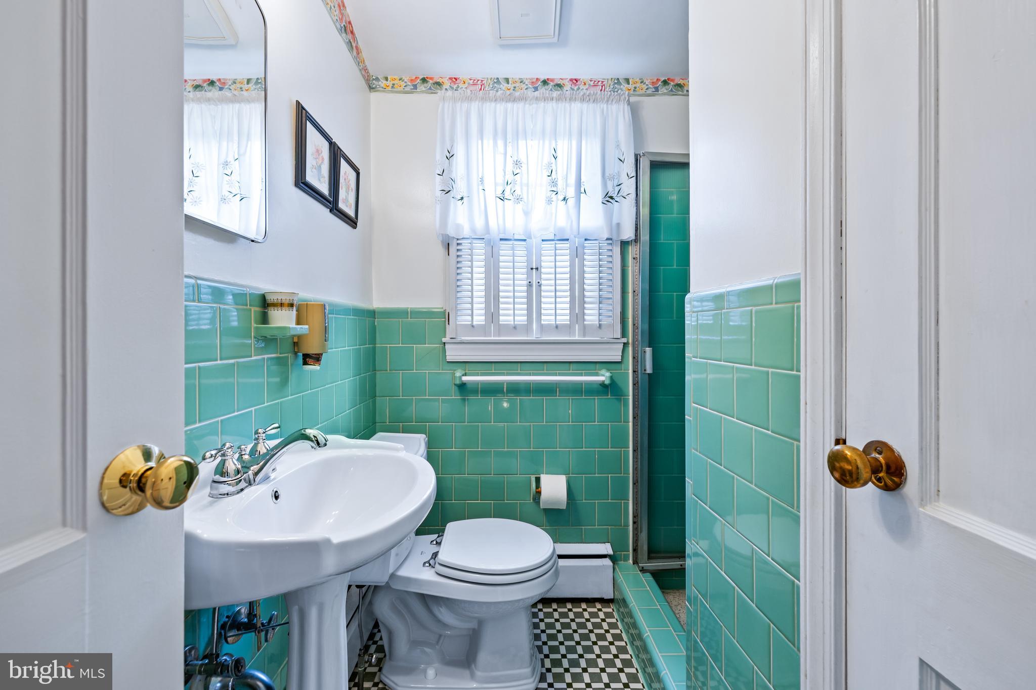 522 Holden Road Towson, MD 21286 - Photo 30 of 38 Full Bath w/shower on Upper Level