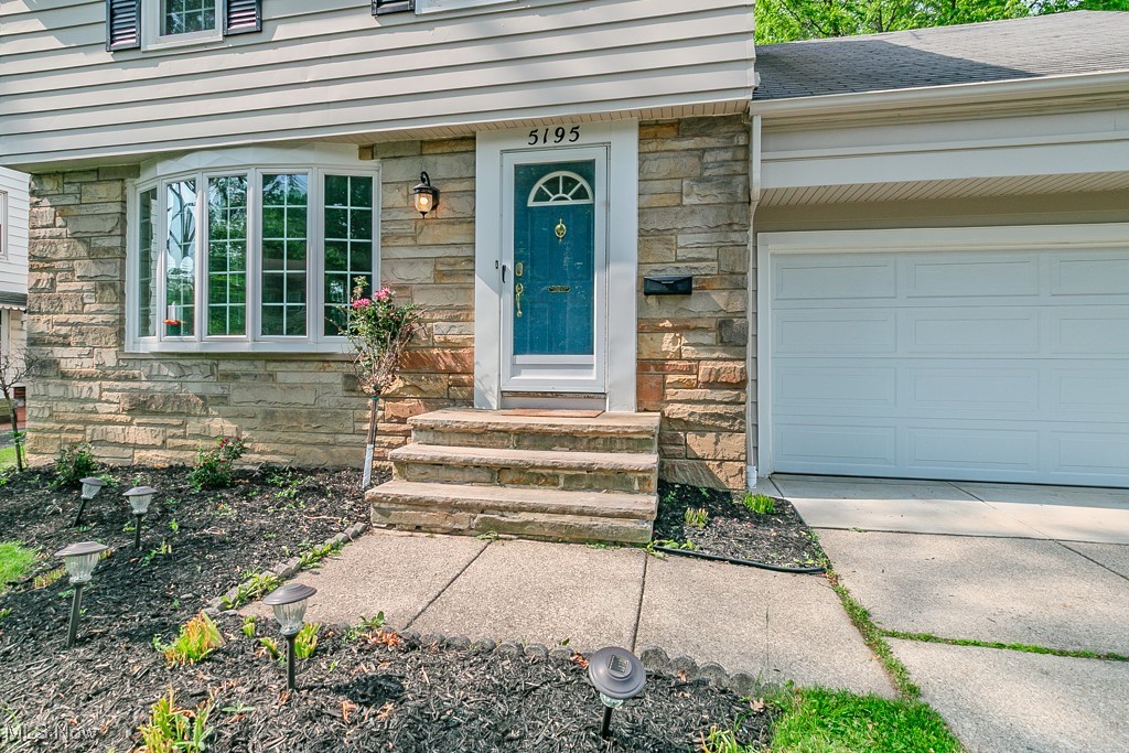 5195 Mayview Road Cleveland, OH 44124 - Photo 4 of 49 Doorway to property