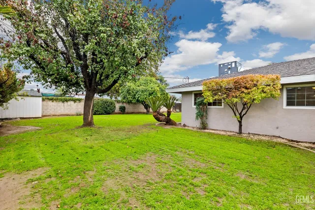 an empty room with a empty space and windows