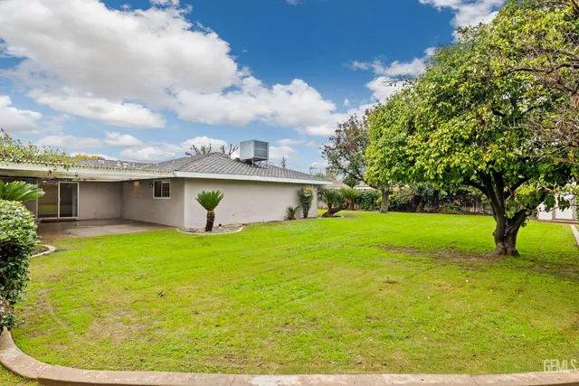 a view of a house with a backyard