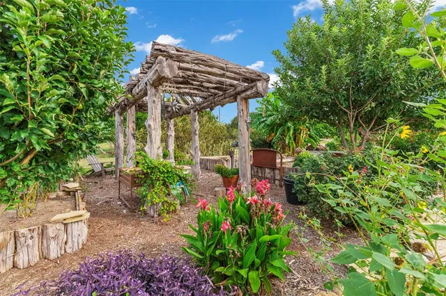 a view of an outdoor space of the house