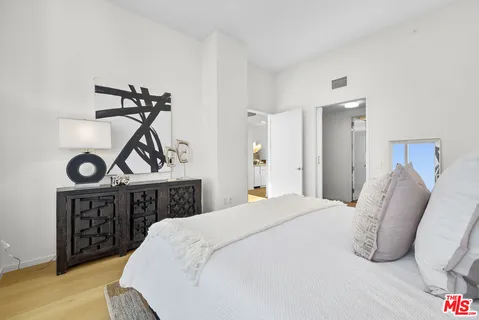 $6,800 | Undisclosed Address, Los Angeles, CA 90017