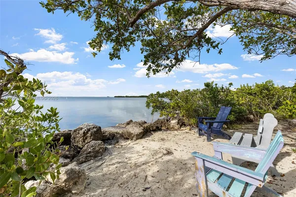 a picture of a rug with a white wall