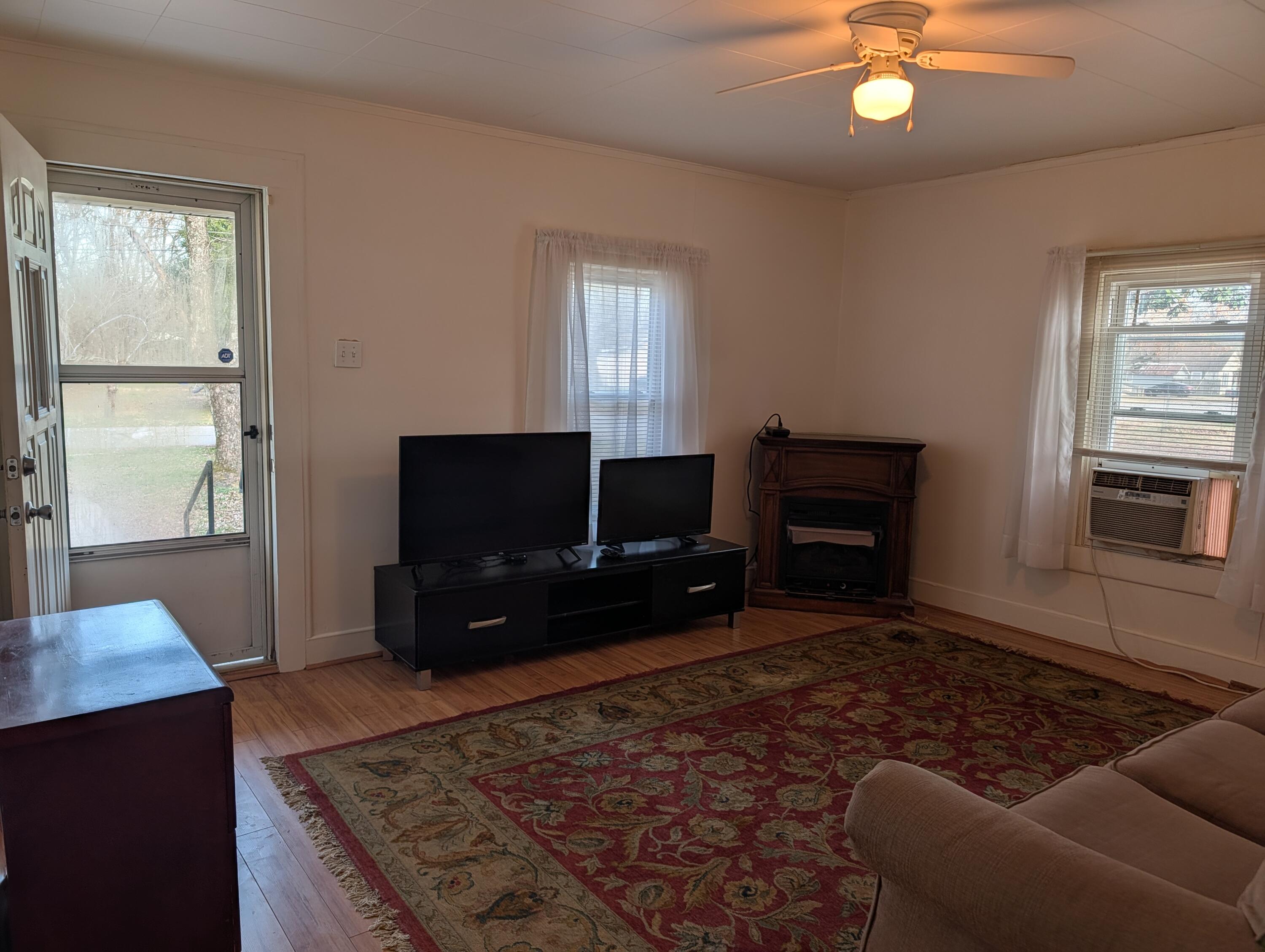 625 West Rhea Avenue Spring City, TN 37381 - Photo 5 of 41 PXL_20260119_213926597