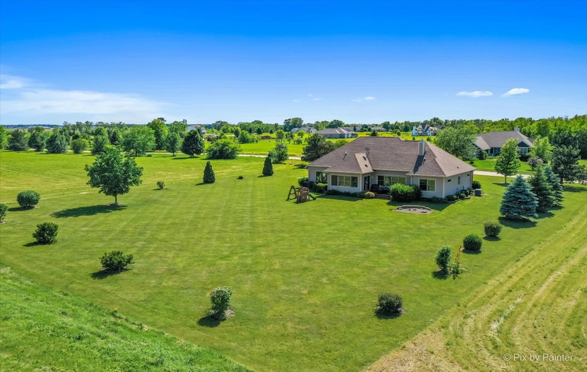 7306 Bob-O-Link Road Spring Grove, IL 60081 - Photo 13 of 14 a view of a garden with an outdoor space