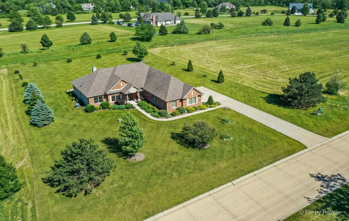 7306 Bob-O-Link Road Spring Grove, IL 60081 - Photo 8 of 14 a view of a garden with an outdoor space