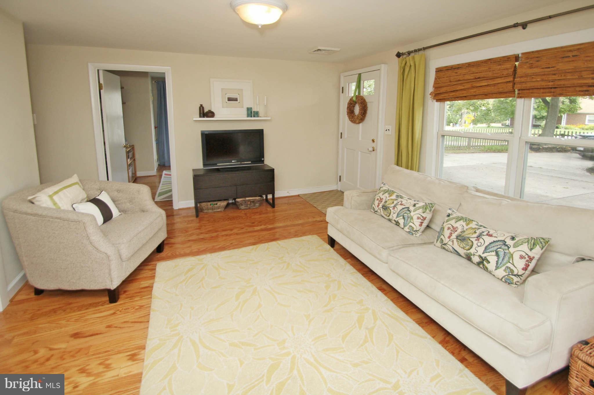 10116 Capitol View Avenue Silver Spring, MD 20910 - Photo 4 of 29 Living Room