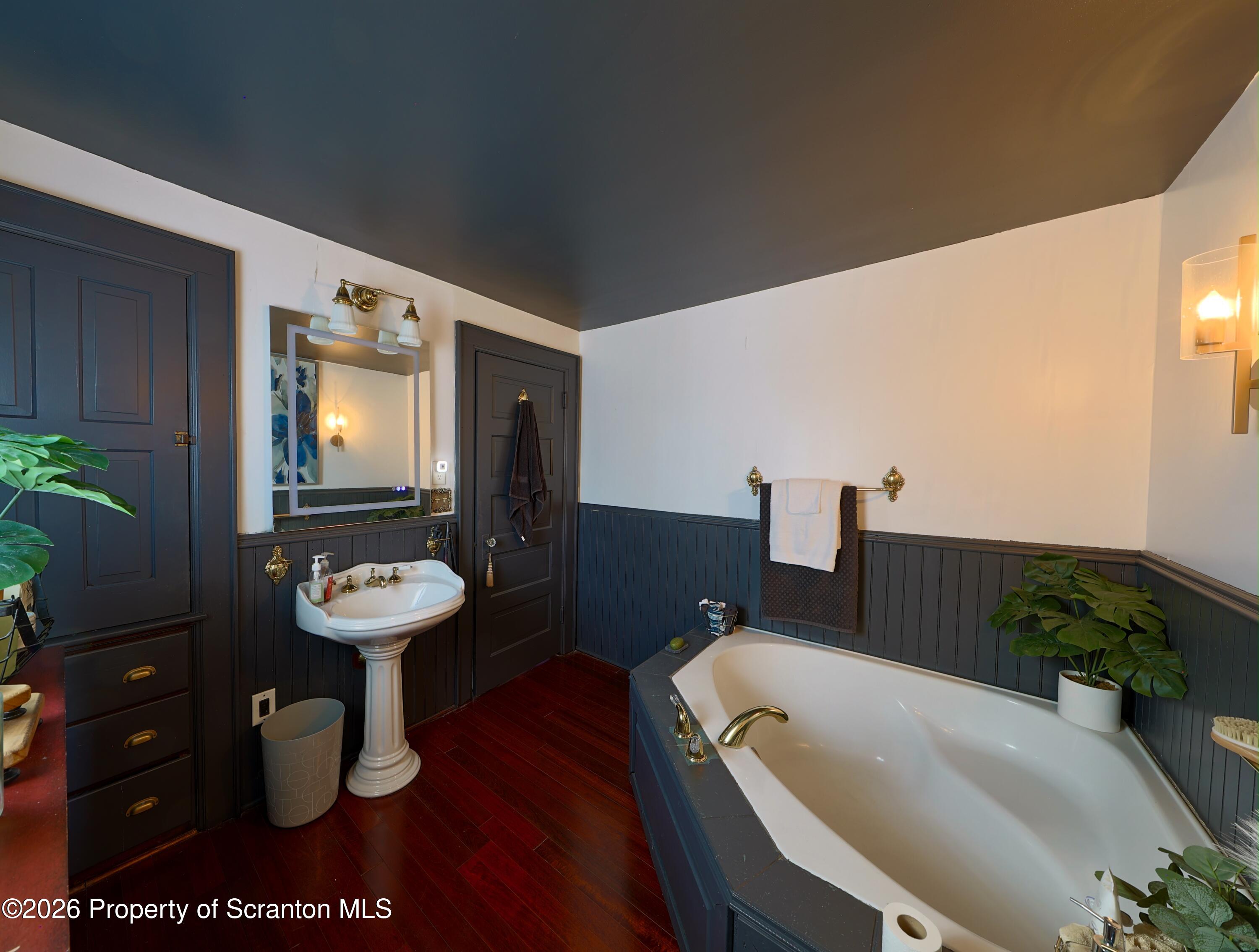2220 Boulevard Avenue Scranton, PA 18509 - Photo 11 of 42 Full Bathroom
