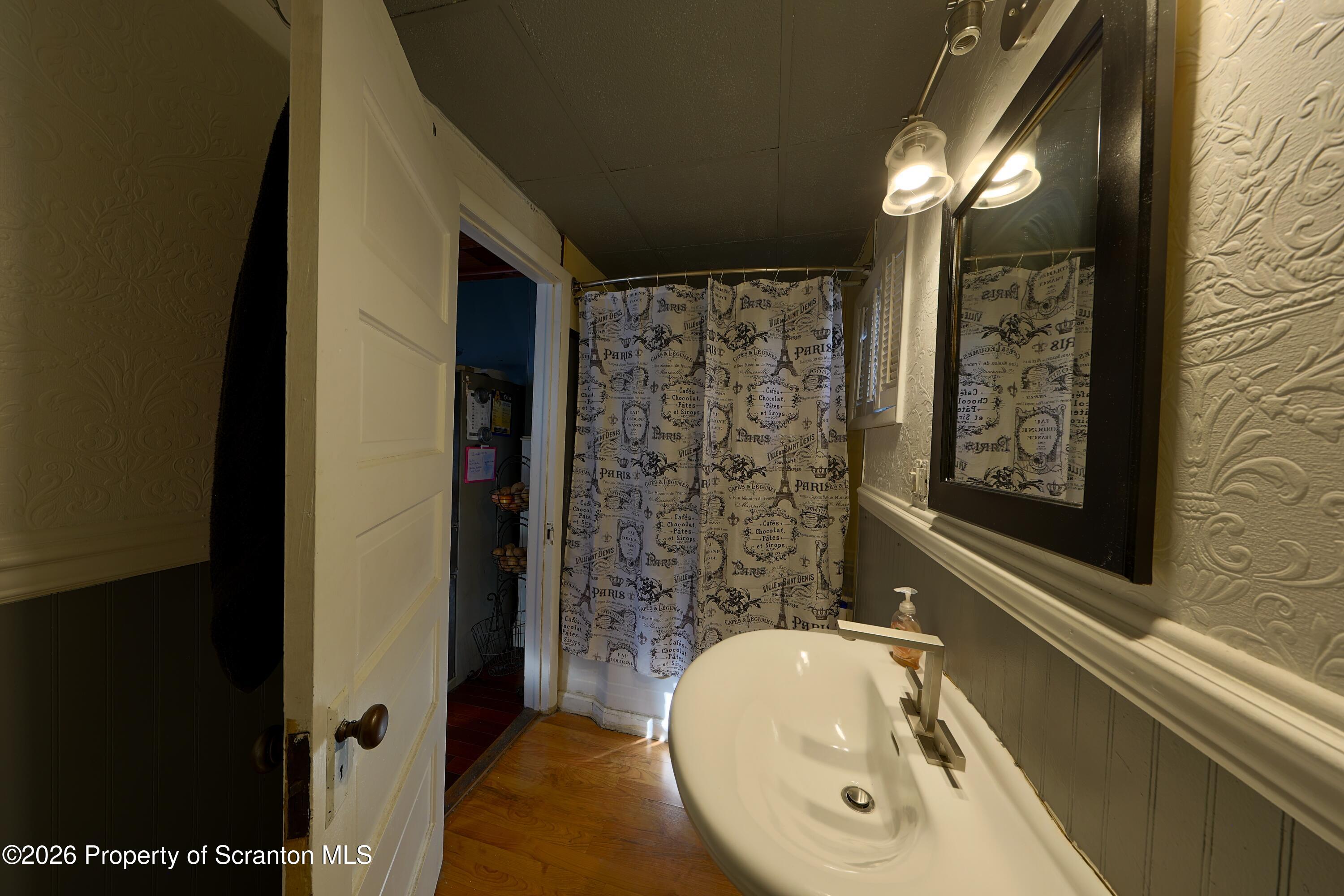 2220 Boulevard Avenue Scranton, PA 18509 - Photo 31 of 42 Full Bathroom