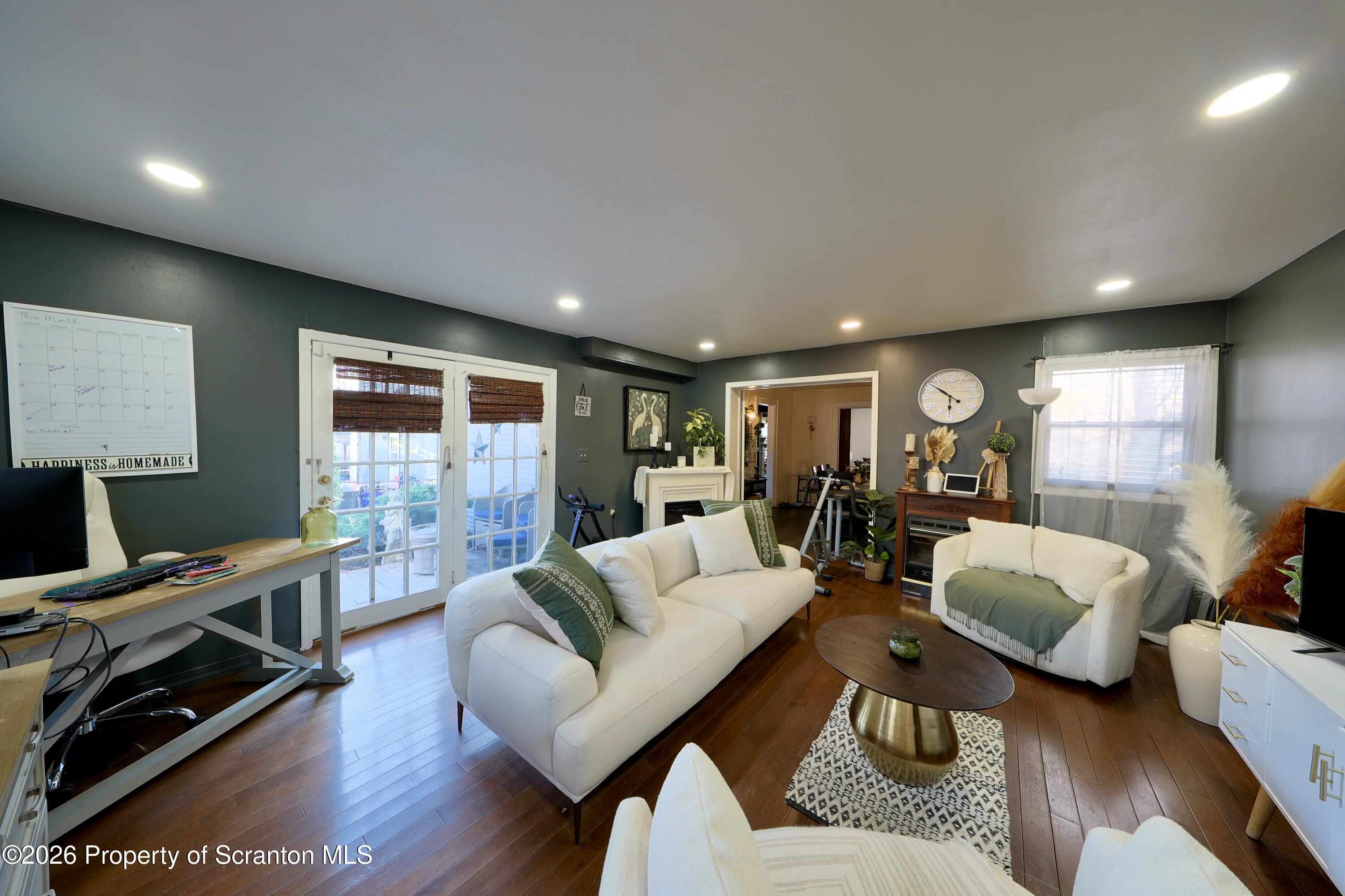 2220 Boulevard Avenue Scranton, PA 18509 - Photo 6 of 42 Family Room