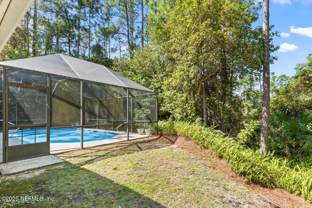 a view of a backyard