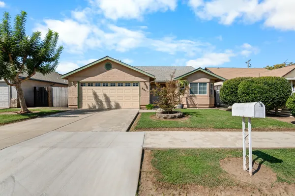 $329,000 | 561 South Santa Clara Street, Tulare, CA 93274