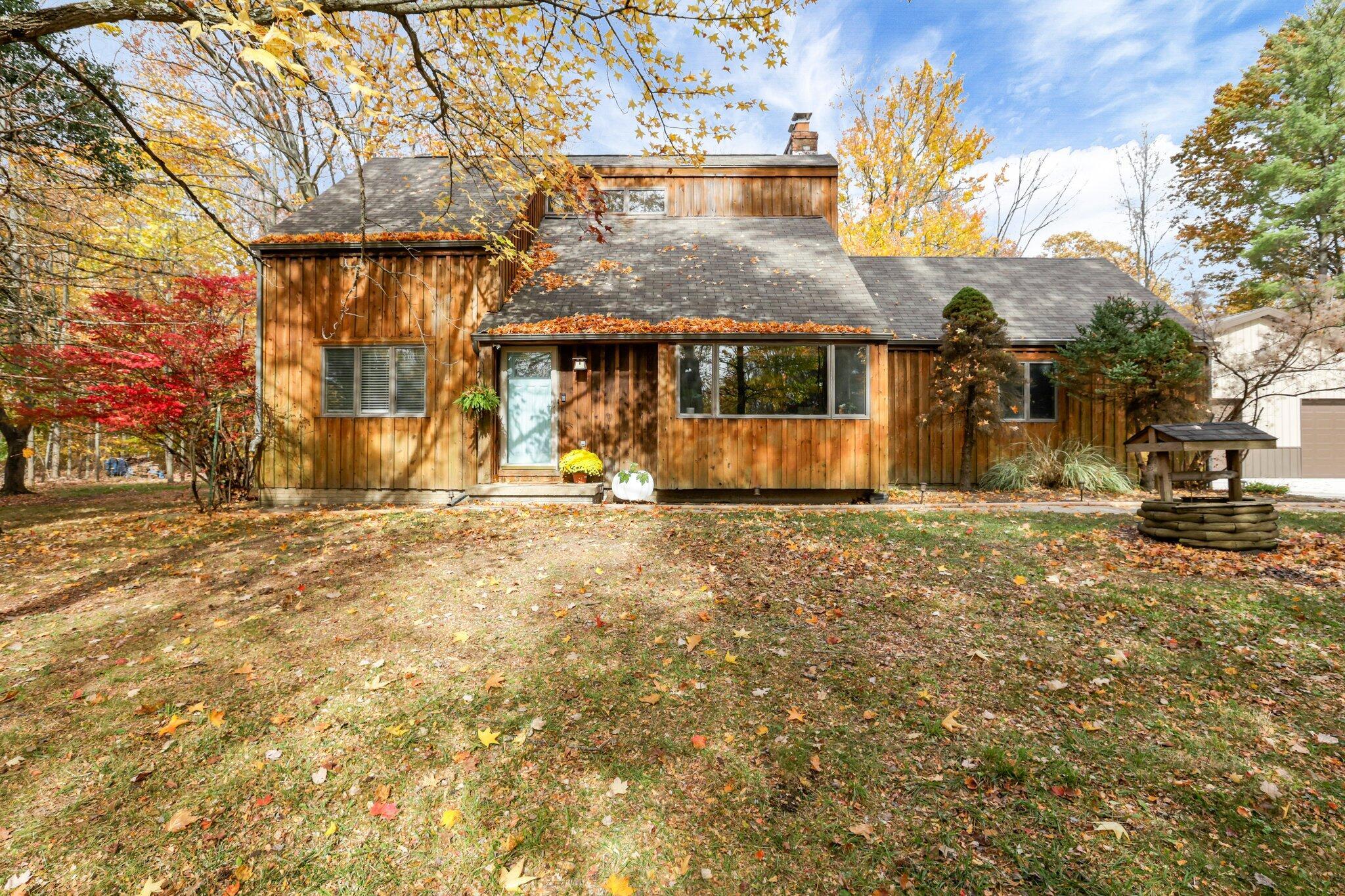 5 AC oasis with large outbuilding- privacy yet close to everything !