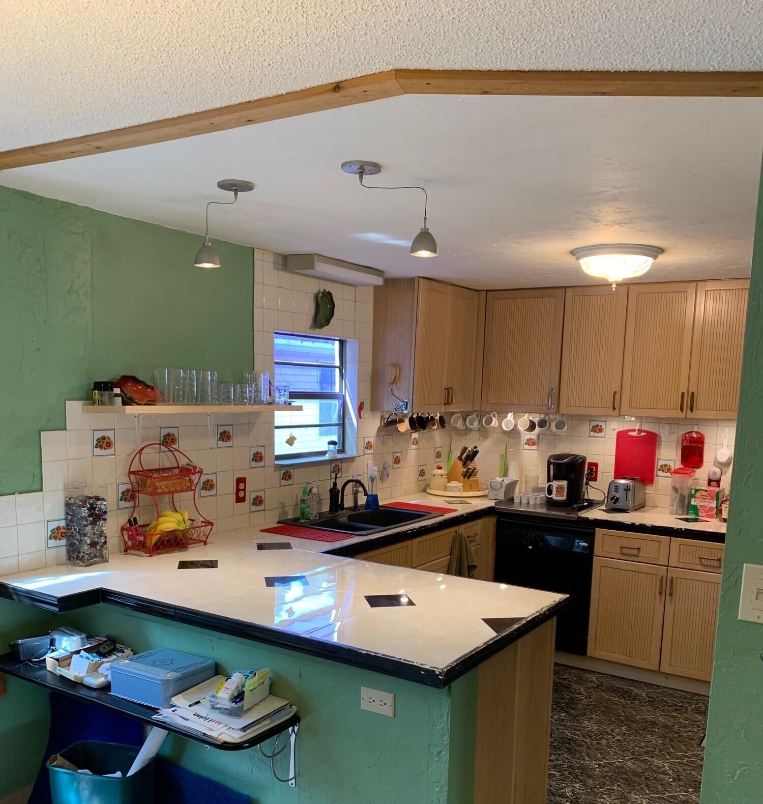 10424 Marina Way Boca Raton, FL 33428 - Photo 7 of 14 Kitchen Paninsula