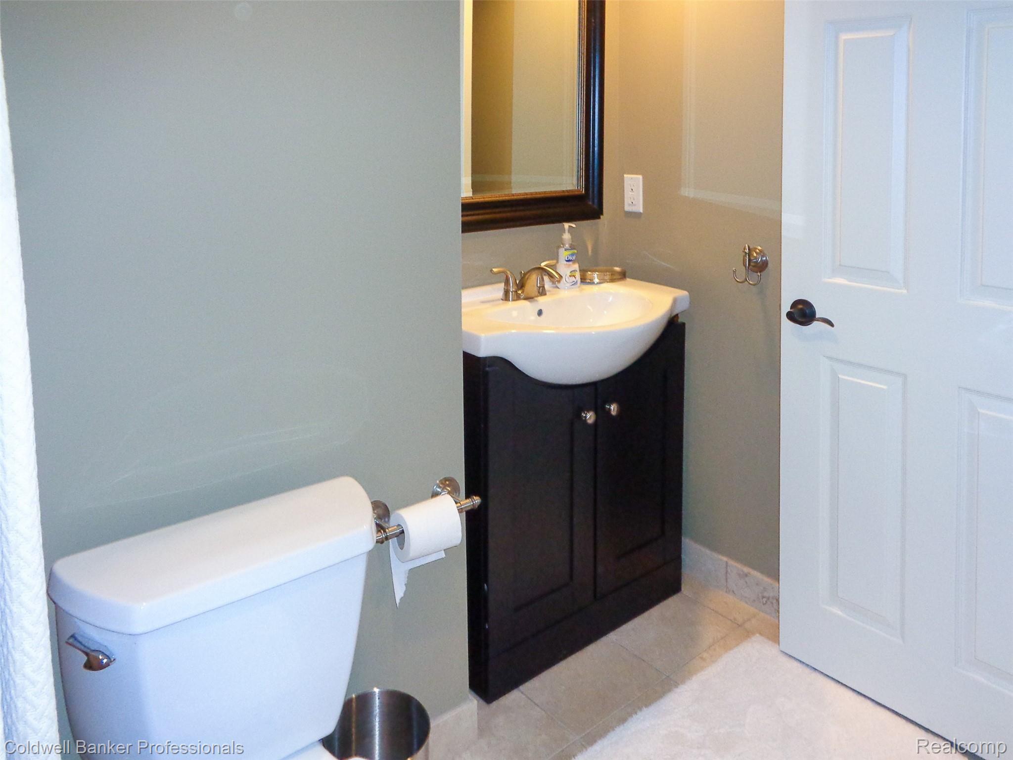 16945 Reedmere Avenue Franklin, MI 48025 - Photo 27 of 37 Lower Level Full Bath