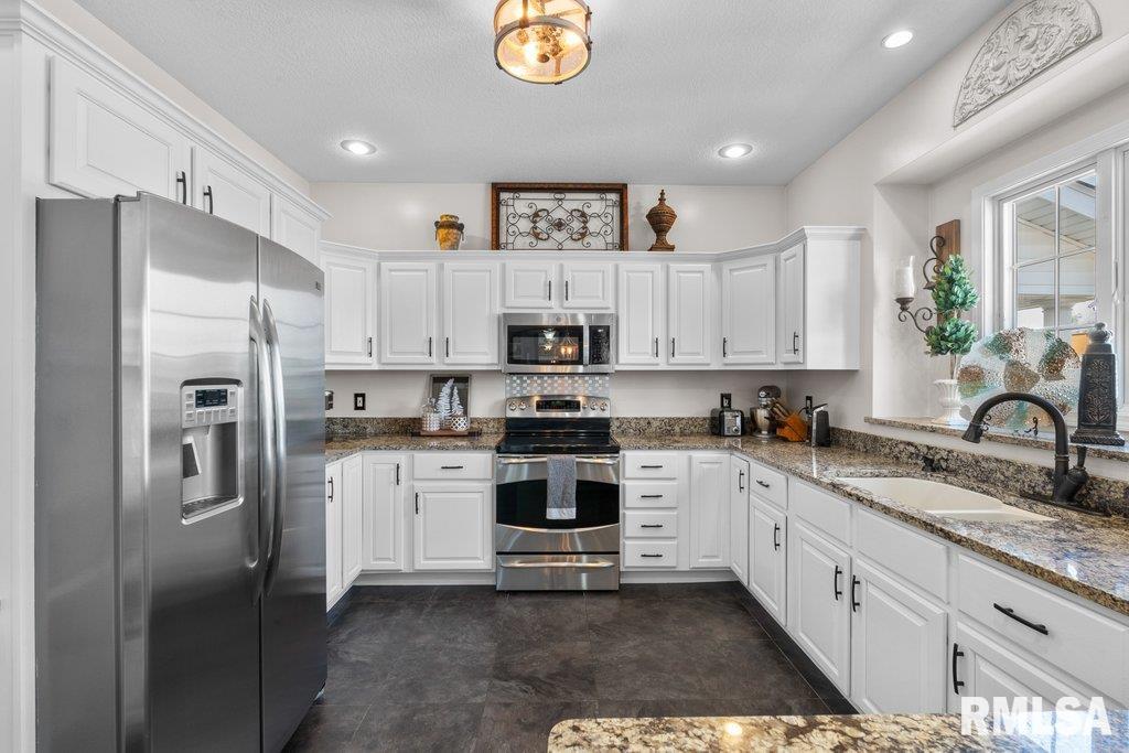 2086 Ashford Road Bettendorf, IA 52722 - Photo 18 of 55 Gallery Image 18