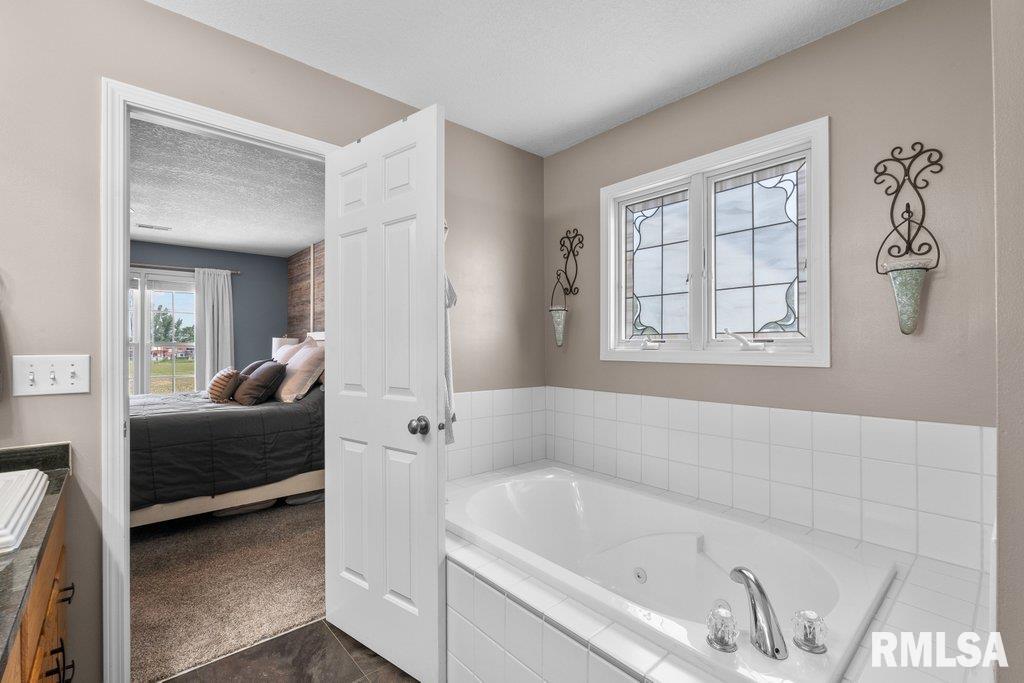 2086 Ashford Road Bettendorf, IA 52722 - Photo 38 of 55 Gallery Image 38