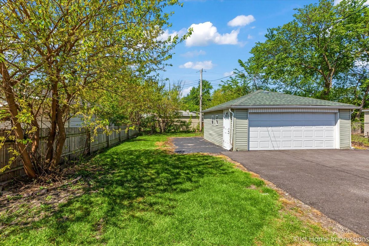 16640 Marshfield Avenue Markham, IL 60428 - Photo 18 of 20 a front view of a house with garden