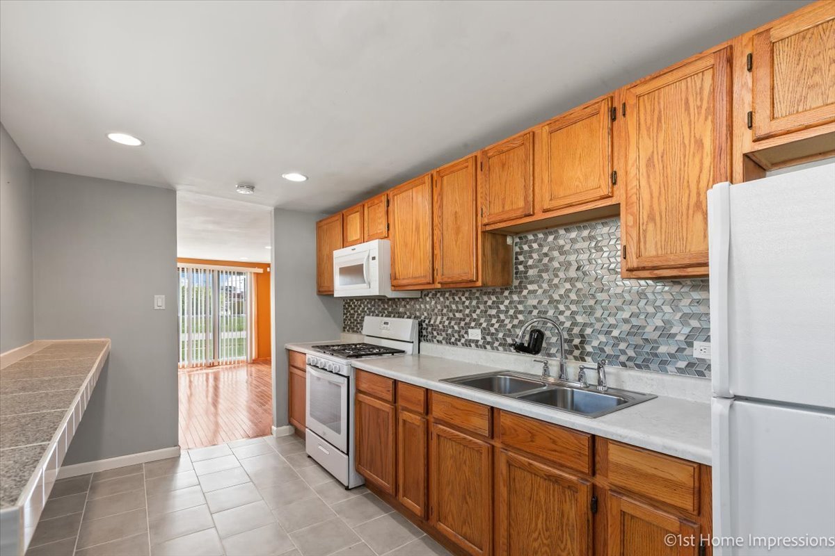 16640 Marshfield Avenue Markham, IL 60428 - Photo 5 of 20 a kitchen with stainless steel appliances a sink stove and cabinets