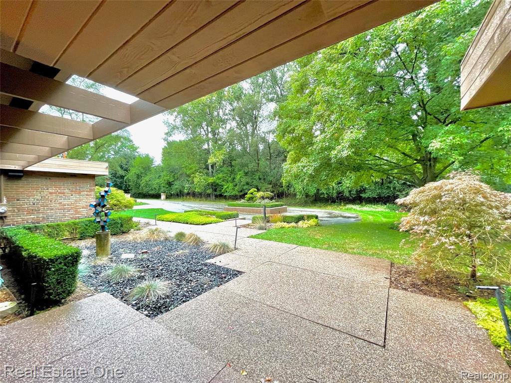 2083 Bonnie Brae Street Rochester Hills, MI 48309 - Photo 2 of 26