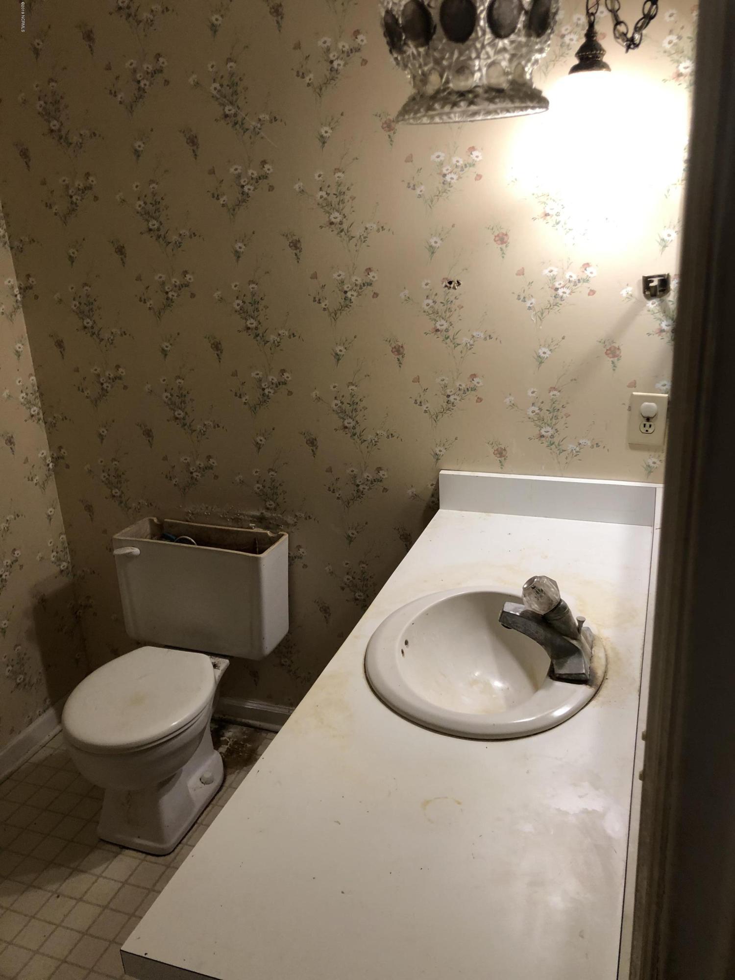 305 Porters Neck Road Wilmington, NC 28411 - Photo 14 of 18 Bathroom 2
