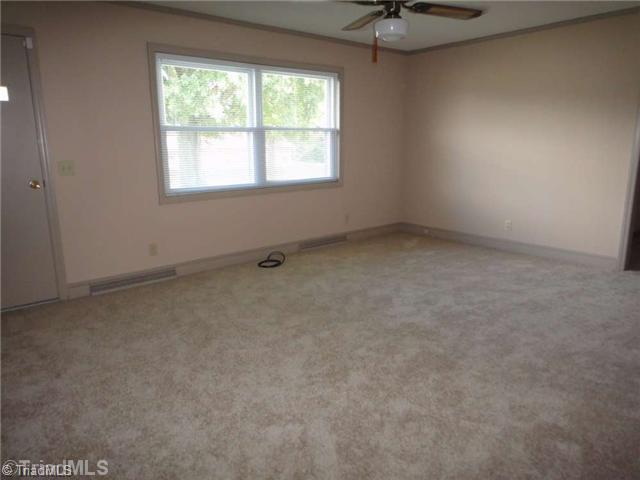 1427 K Fork Road Madison, NC 27025 - Photo 3 of 16 Living Room.