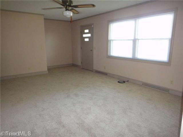 1427 K Fork Road Madison, NC 27025 - Photo 4 of 16 Living Room.