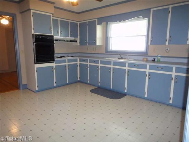 1427 K Fork Road Madison, NC 27025 - Photo 6 of 16 Kitchen.