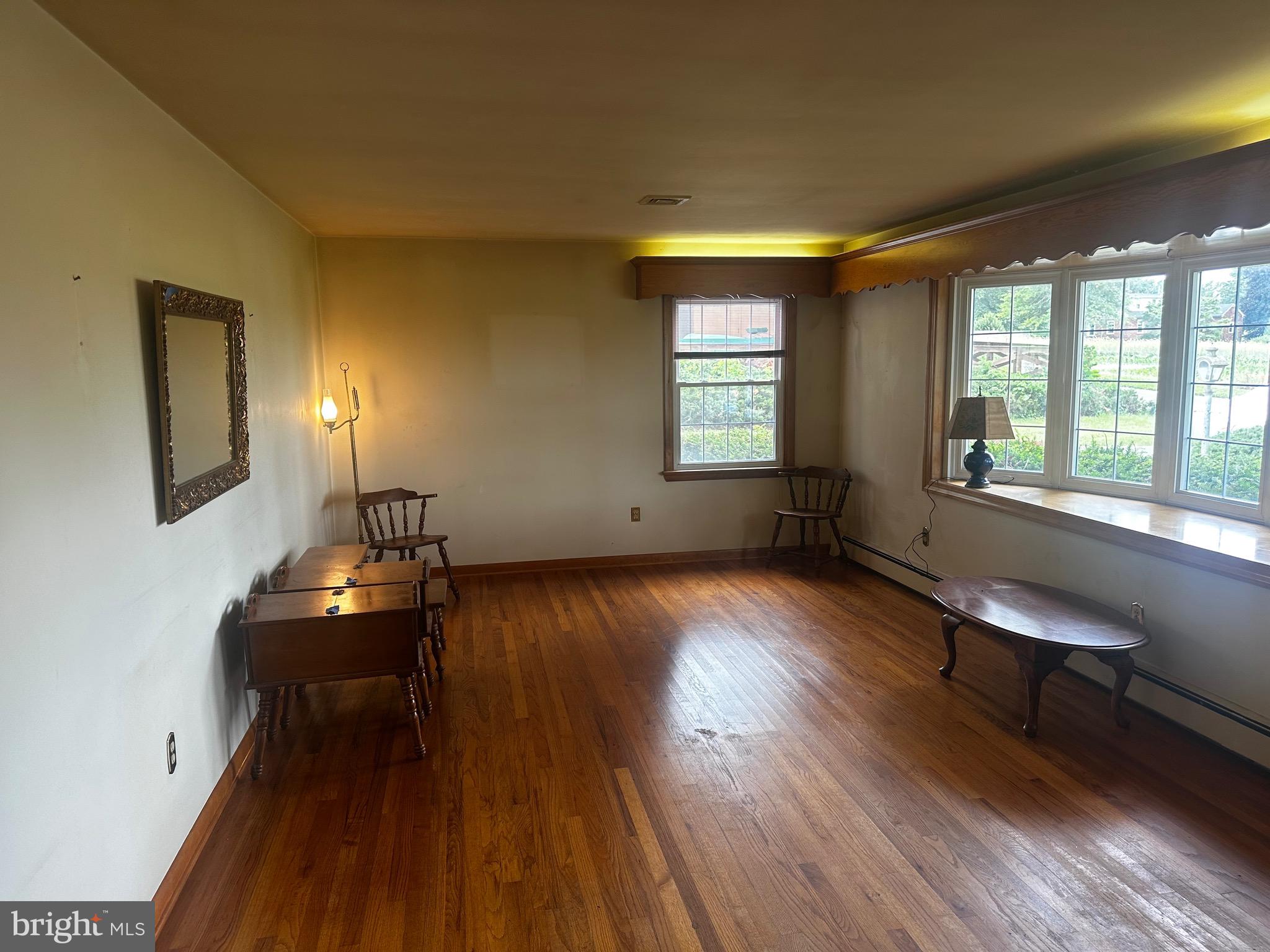 29 Oberholtzer Road Elizabethtown, PA 17022 - Photo 3 of 27 LIVING ROOM