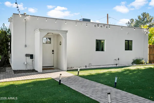 a view of a house with backyard and garden