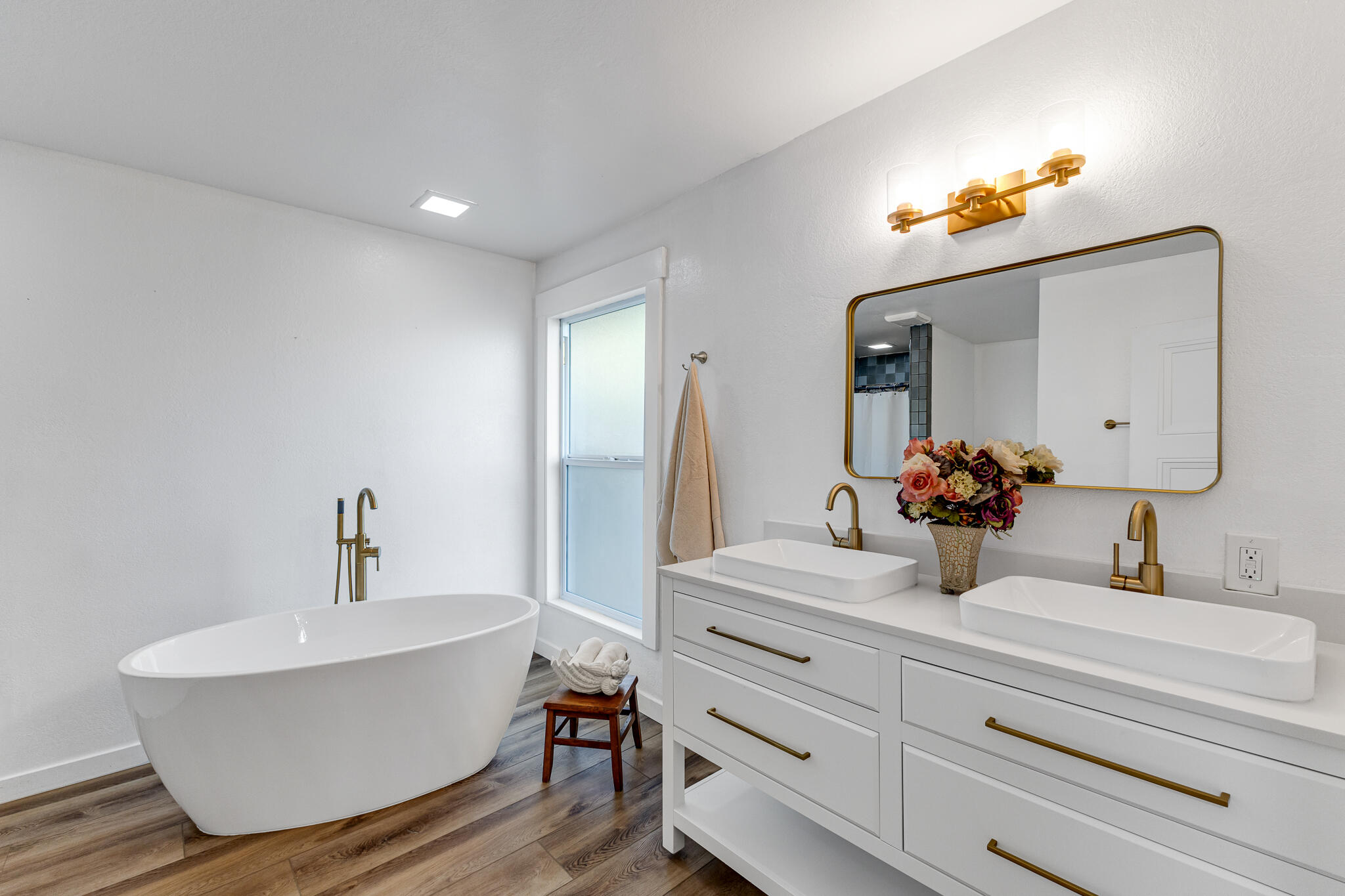 827 Cheltenham Road Santa Barbara, CA 93105 - Photo 12 of 23 Primary Bath