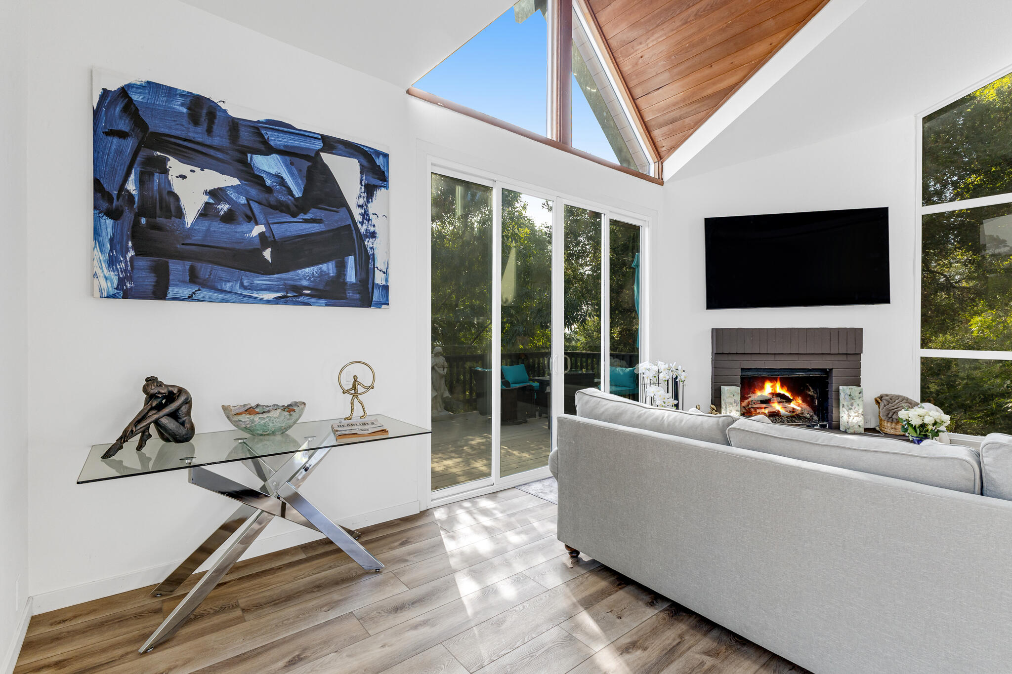 827 Cheltenham Road Santa Barbara, CA 93105 - Photo 2 of 23 Walk into comfortable living